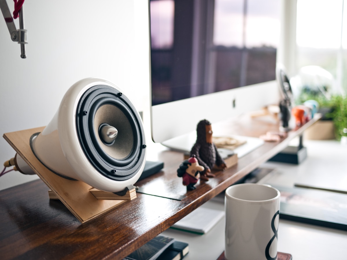 Desk ergonomics and workstation setup for spine health